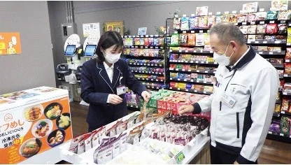 売店でお買い物をしている写真