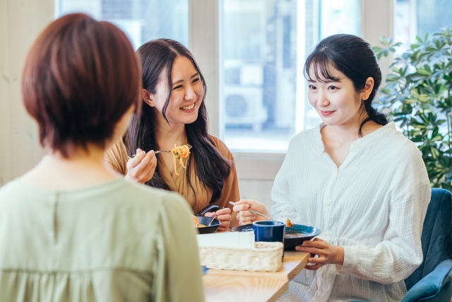 食事の女性社員